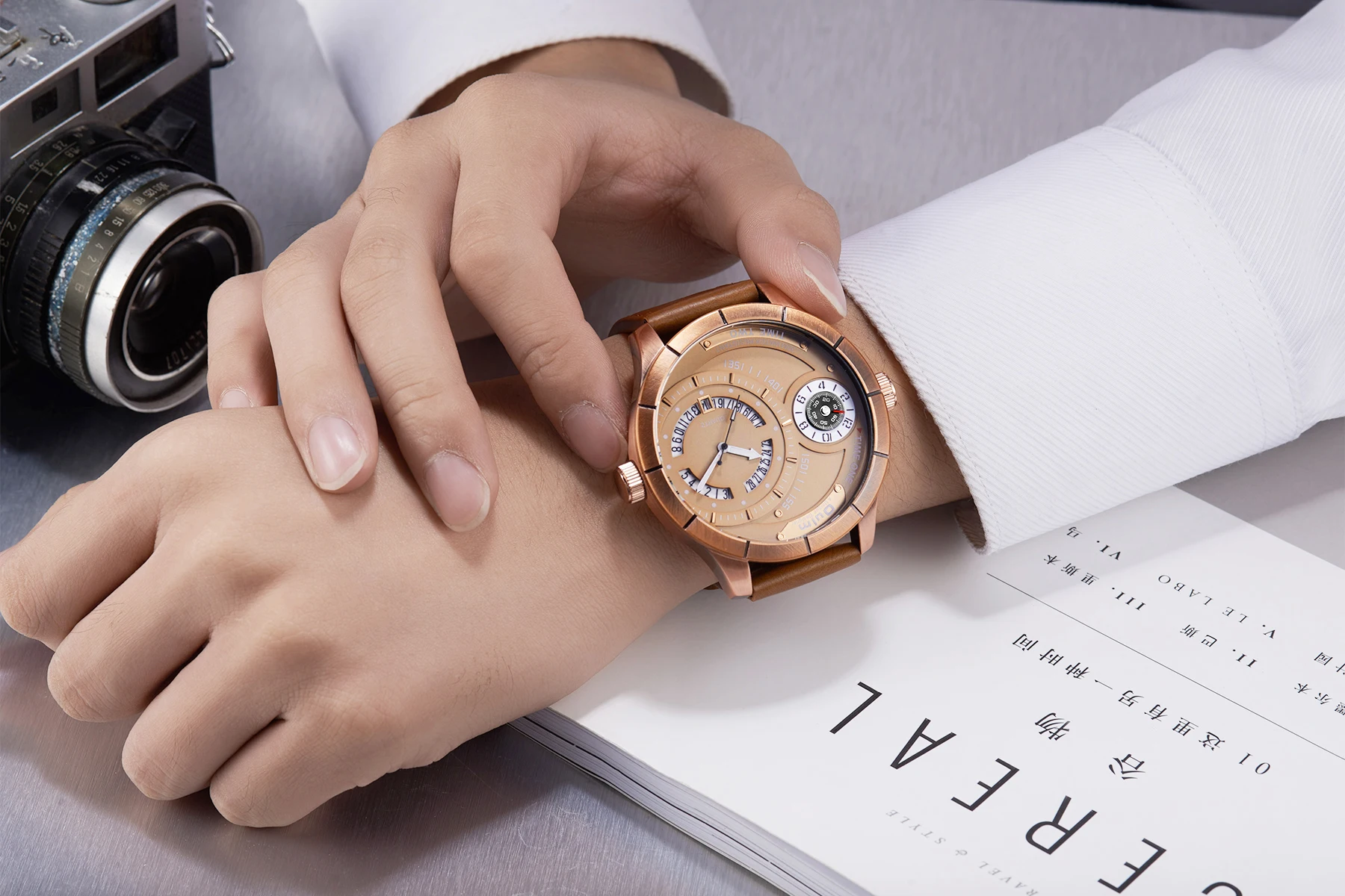 OULM Винтаж кварцевые часы Для мужчин с двумя часовыми поясами пилота деревянный