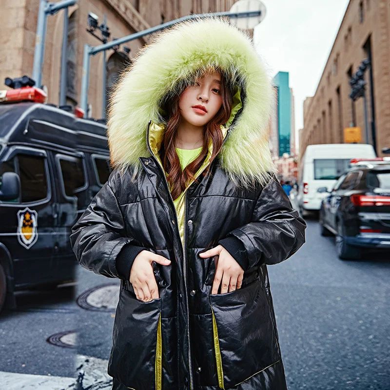 Женский пуховик из натуральной кожи с капюшоном и натуральным мехом енота