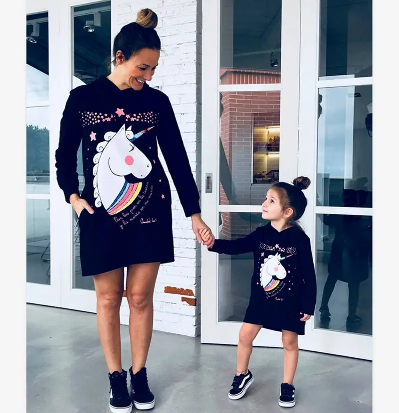 Mommy And Me/платье-свитер с капюшоном и единорогом 2019 г. Одинаковая одежда для семьи