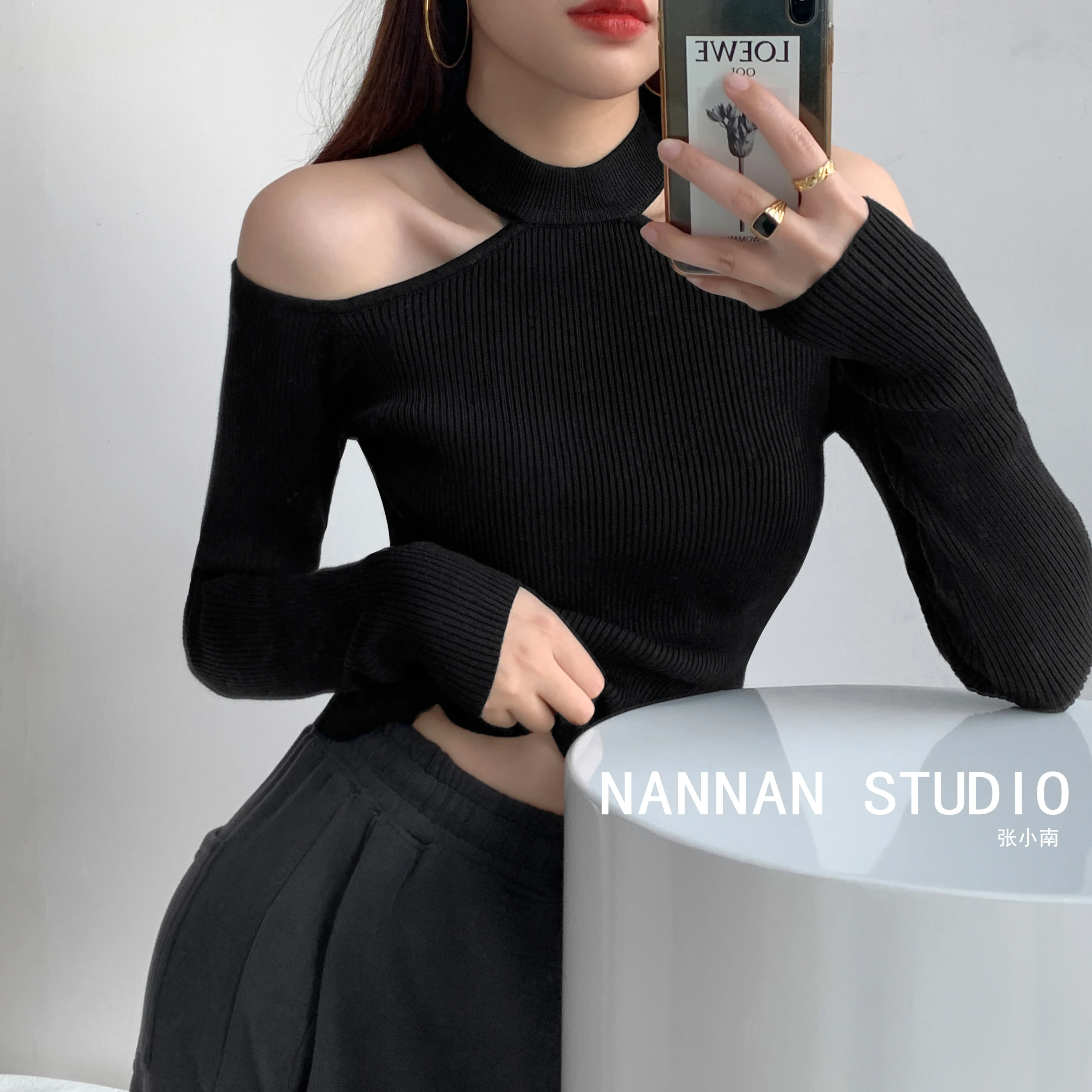 

Design sense of fan Xinji hollow out off the shoulder and hanging neck T-shirt for women