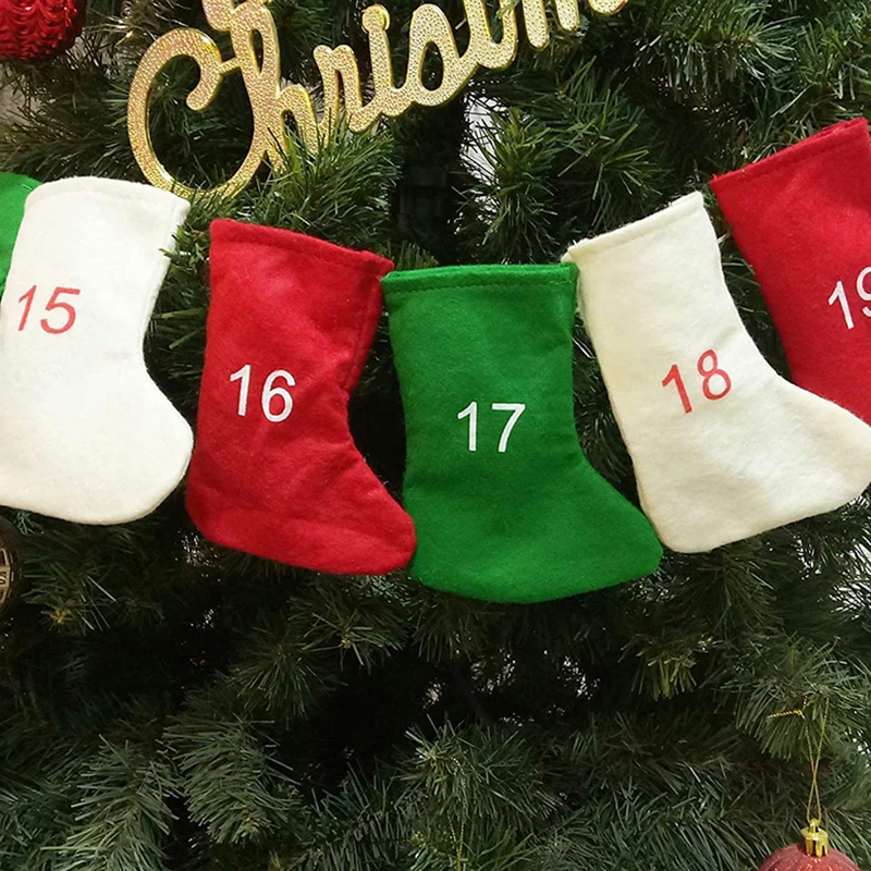 Календарь обратного отсчета до Рождества на 24 дня со стокингами и украшениями на веревках для вечеринки и украшения на Рождество.