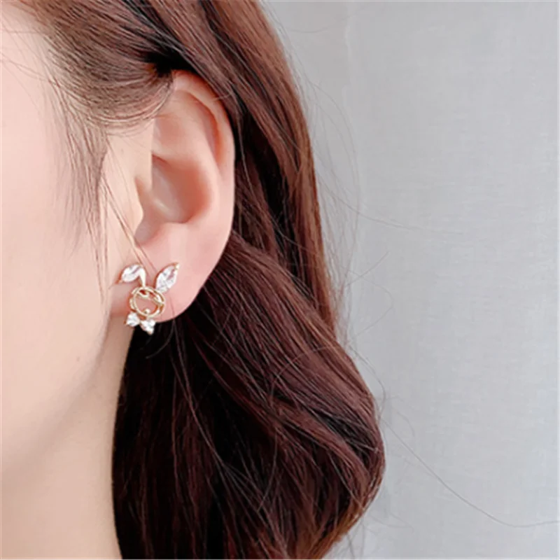 

Simple and Fashionable Rabbit Radish Earrings, High-quality Micro-inlaid Earrings, Hollow Cute Women's Holiday Gifts, Party Jewe