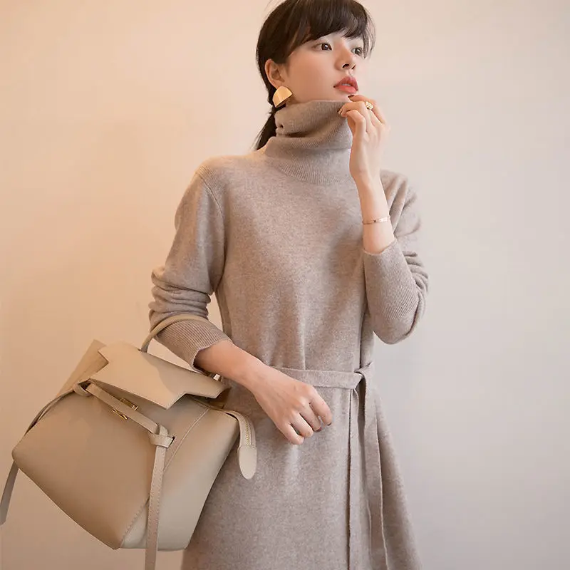 

Женское трикотажное платье-водолазка с длинным рукавом