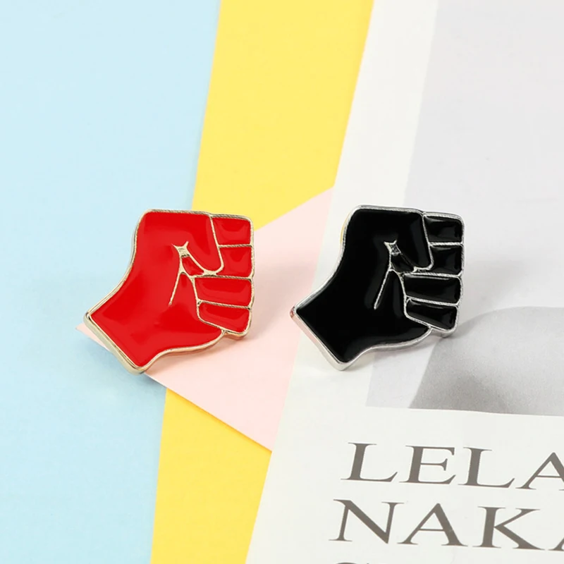 Фото Эмалированные булавки с приподнятым кулаком солидарности черная красная