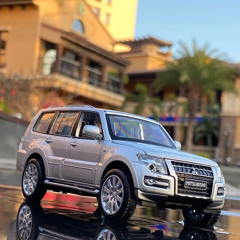 Модель автомобиля из сплава Mitsubishi PAJERO в масштабе 1:32 литая металлическая игрушка