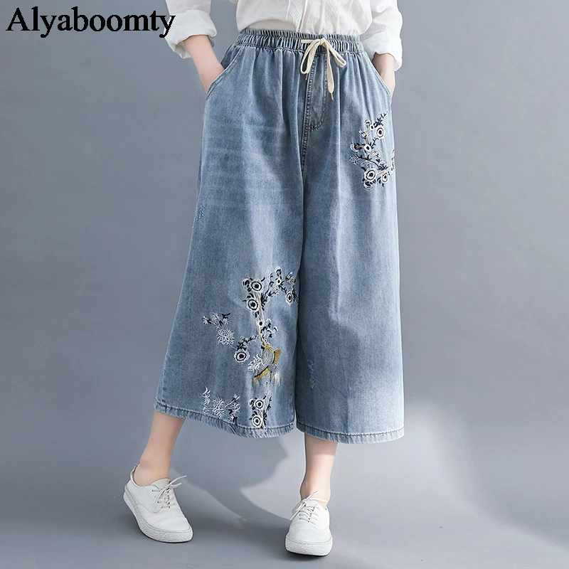 

Женские джинсы с цветочной вышивкой, синие свободные рваные Капри с широкими штанинами, с эластичной талией, с карманами, весна-лето, 2021