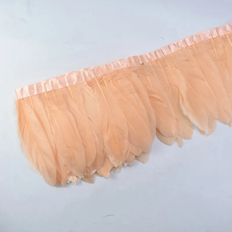 Окрашенная шампанское гусиное перо с отделкой из натурального гусей ленты