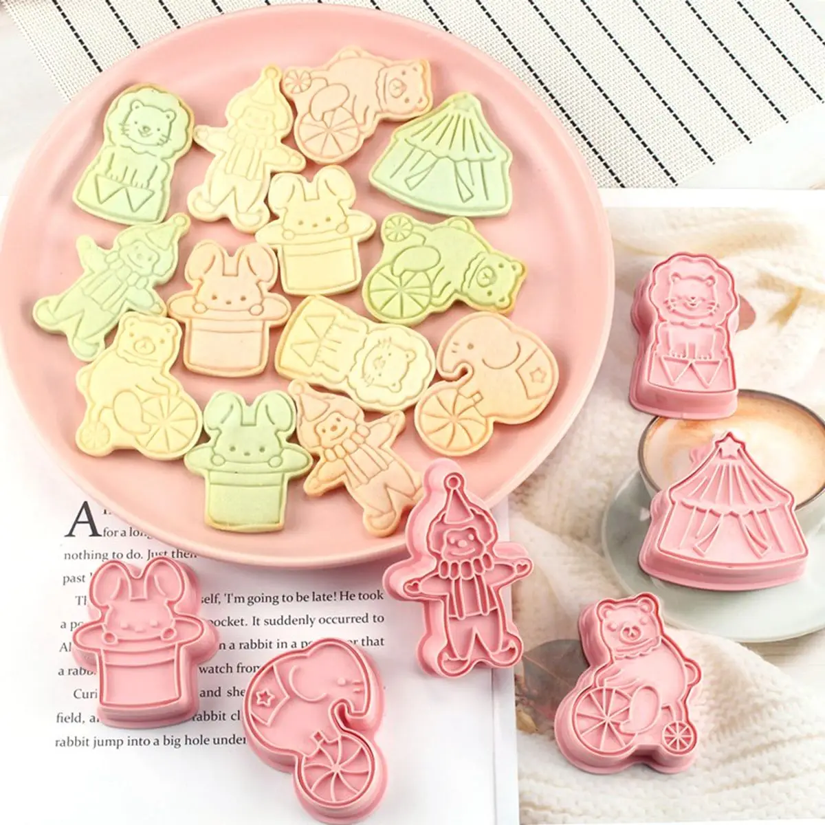 

Circus Pattern Biscuit Mold 3D Stereo Cartoon Rabbit Elephant Cooky Fondant Plastic Baking Pressure Mold Home Kitchen Supplies