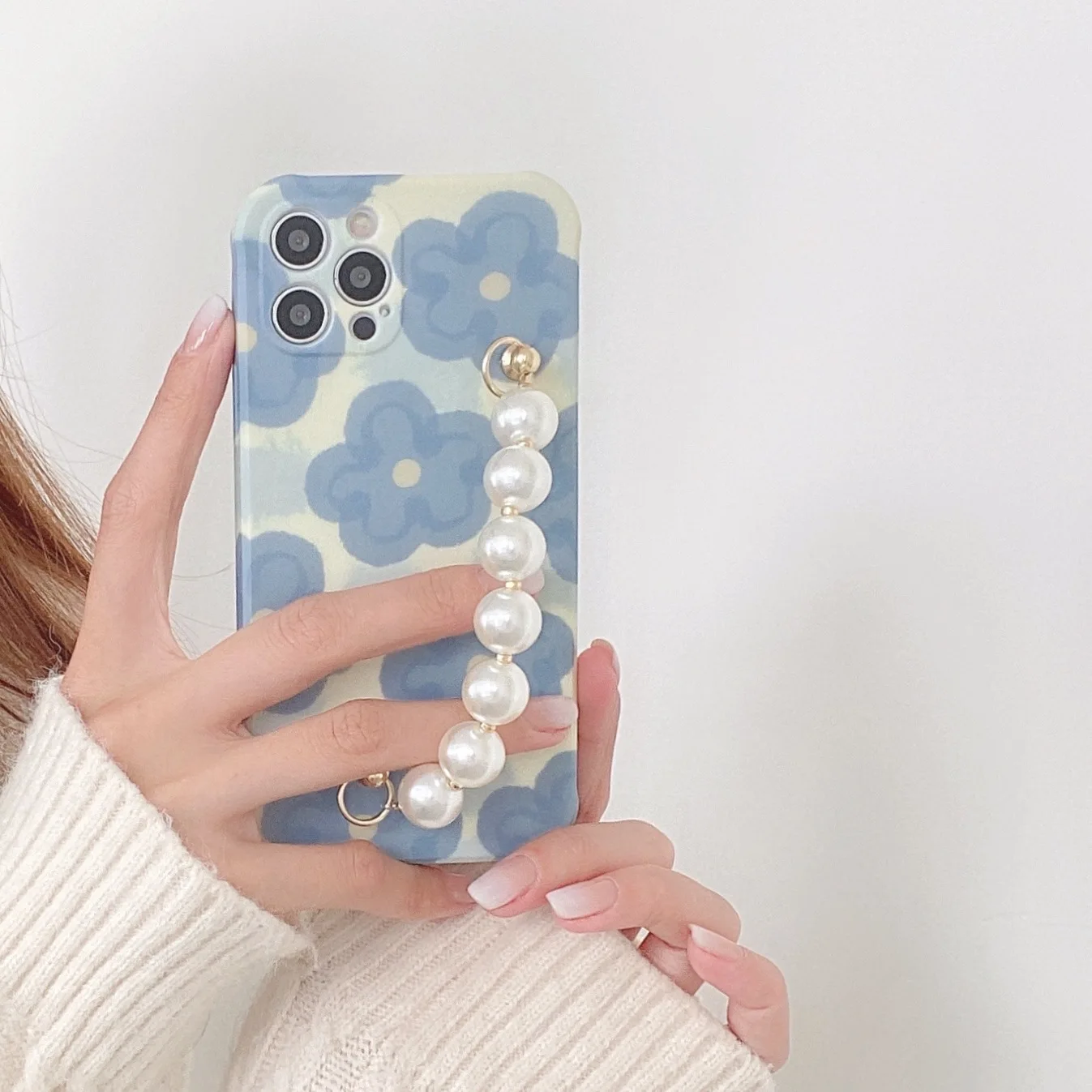 

For Apple iPhone X XS XR 12 Pro 7 8 Plus 11 Max Mini 13 Pro Max Blue Flower And Pearl Bracelet Silicone TPU Feel Comfortable