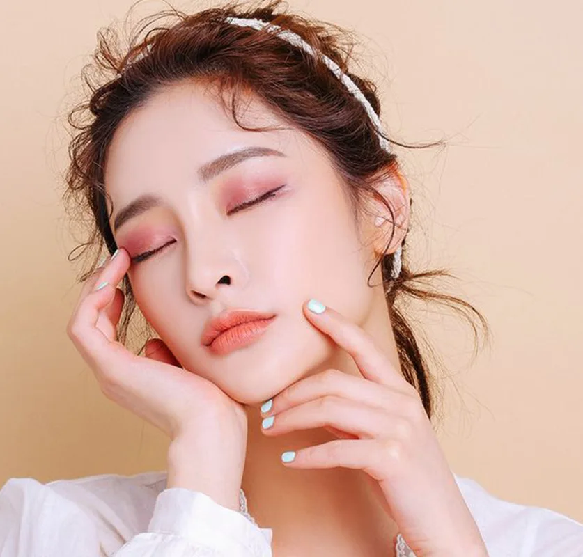 

18 Colors Long Lasting Mineral Powder Eye Shadow Makeup Cosmetic Kit Waterproof Nude Glitter Eyeshadow Matte Shimmer Palette