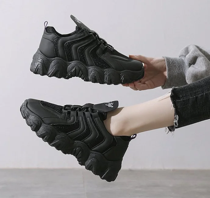 Женские кроссовки на толстой подошве черные повседневные облегающие Новинка