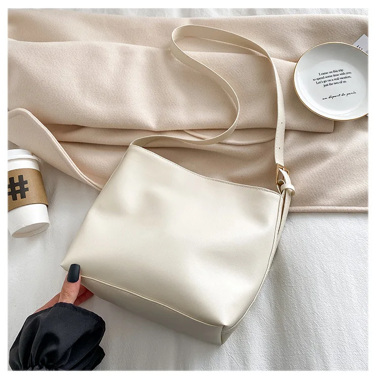 

women New Korean Large Capacity Messenger Bag Simple One Shoulder Handbag Small Square Bag Soft Leather Mobile Phone Bag