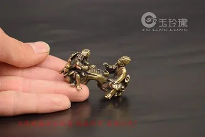 

Exquisite antique brass (old man playing chess) home decoration