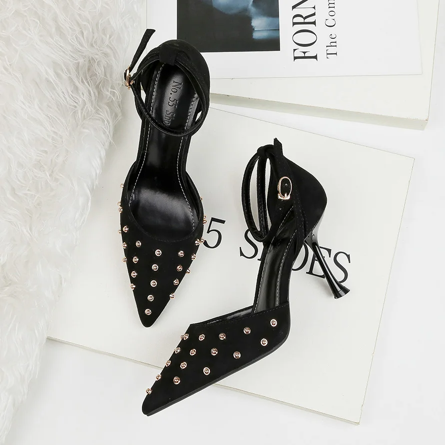 Модные женские туфли лодочки замшевые с заклепками острым носком на высоком