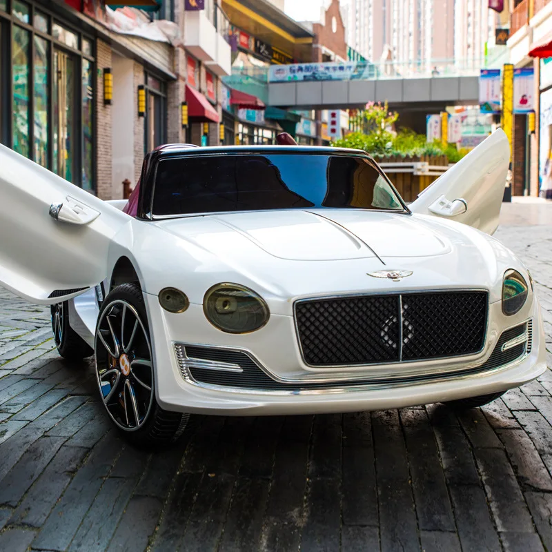 Детский электромобиль с электрическим приводом четырьмя колесами мягкое