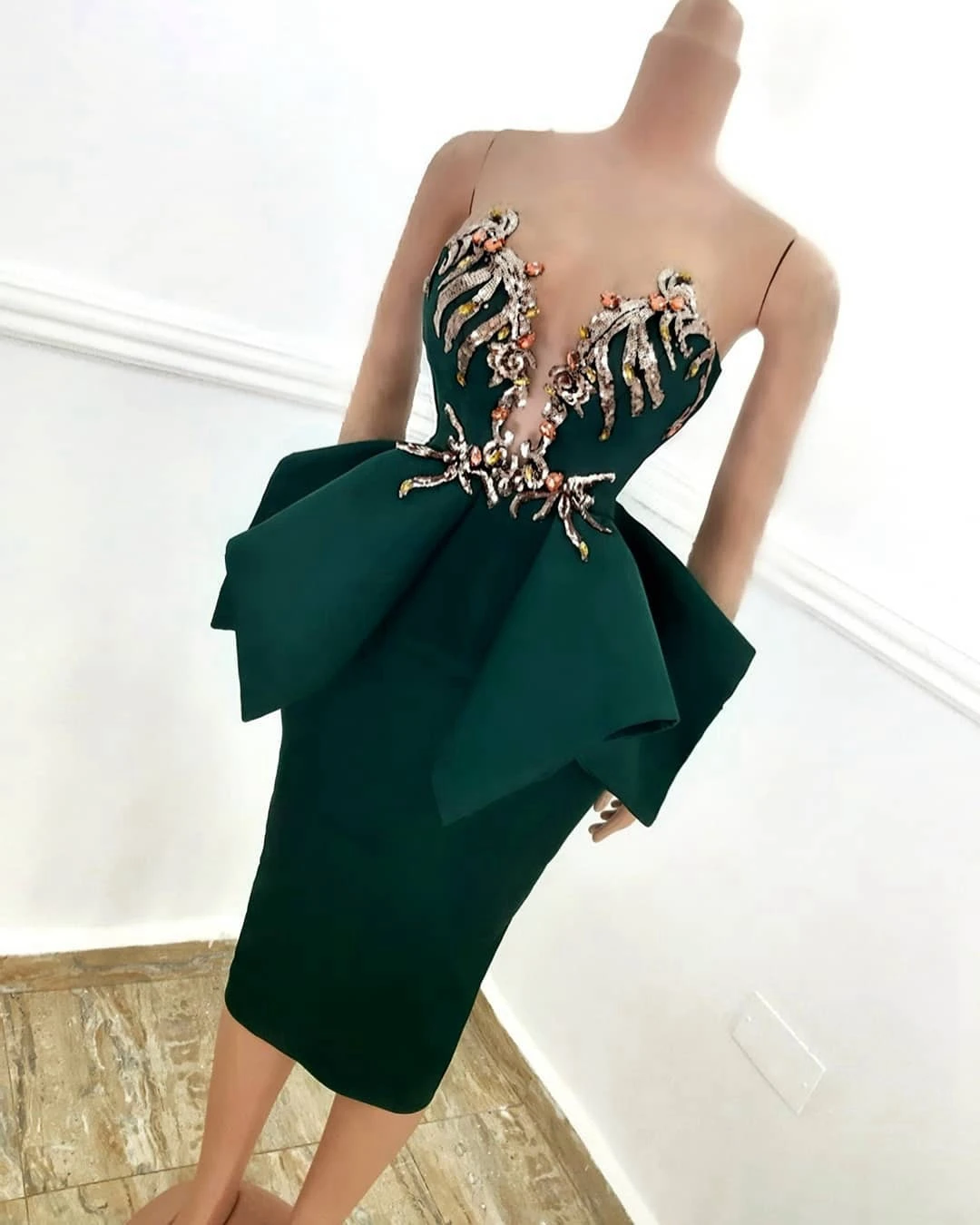 Sexy Hunter Greeen Party Dresses Backless Strapless V Neck Sequins Crystals Beaded Puffy Trumpet Cocktail Dress Knee Length images - 6