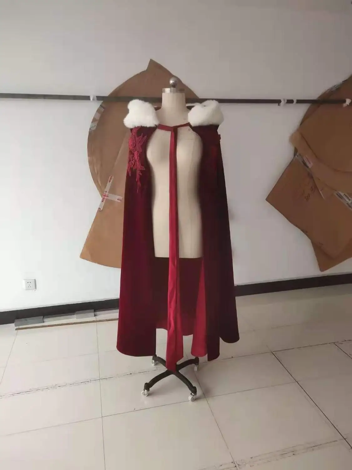 

2020 Winter Warm Velvet Burgundy Embroidery Faux Fur Coat China Bridal La Reine Des Neiges Wedding Accessories Long Bolero