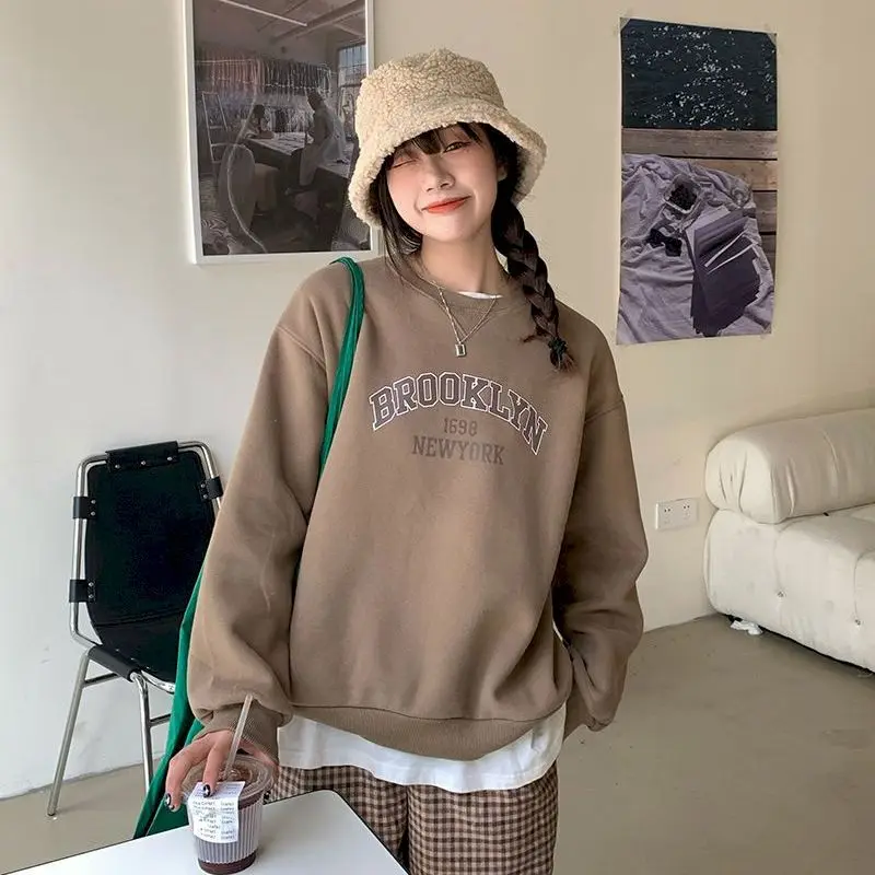 

Женский свитшот в стиле оверсайз с бархатным принтом