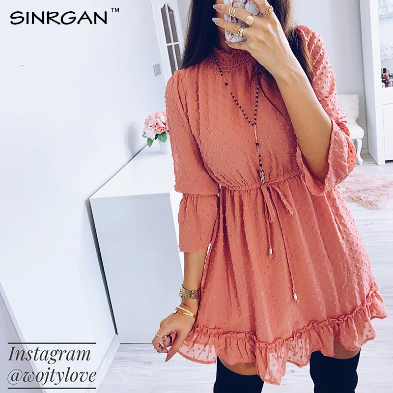 Платье водолазка в горошек с оборками весна 2021 черное элегантное мини платье