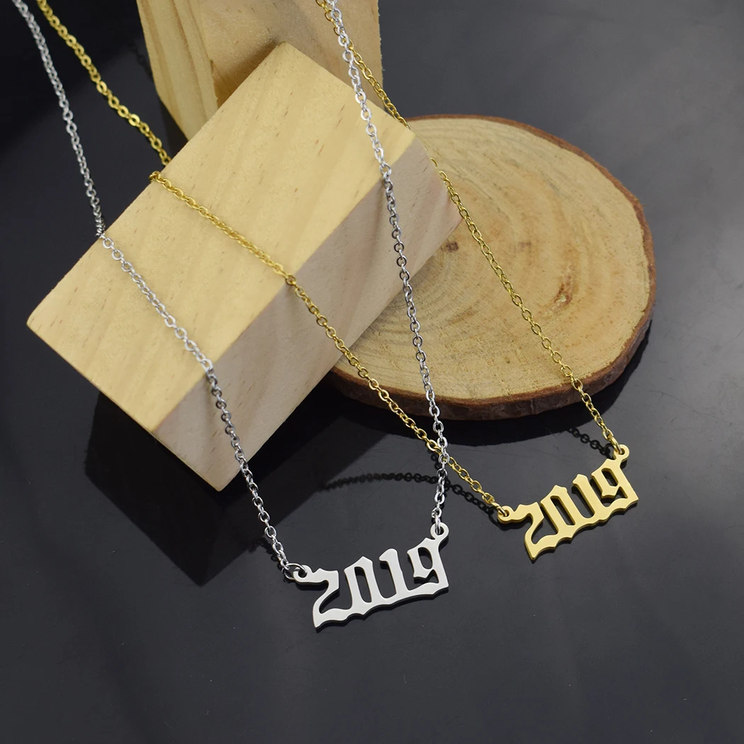 Женское ожерелье золотого и серебряного цвета с подвесками в виде цифр на сезон