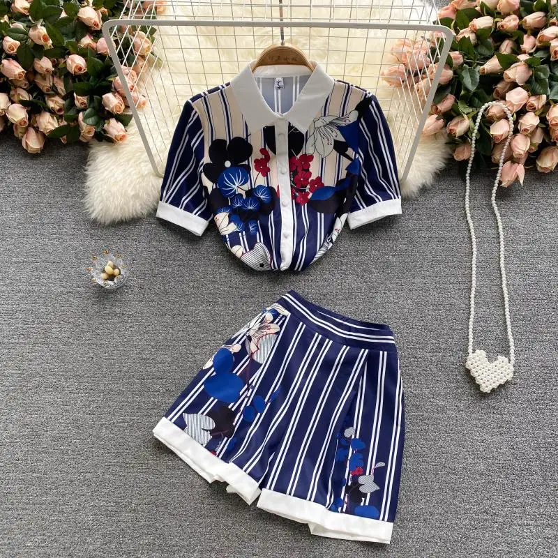 

Женский костюм из двух предметов: блузка с коротким рукавом и шорты в полоску