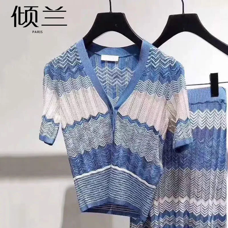 

Женский свитер с V-образным вырезом, в полоску