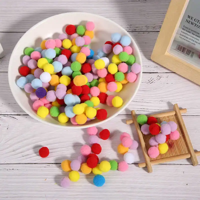 Нашивка из нетканого материала с плюшевым шариком + пушистые Помпоны набор