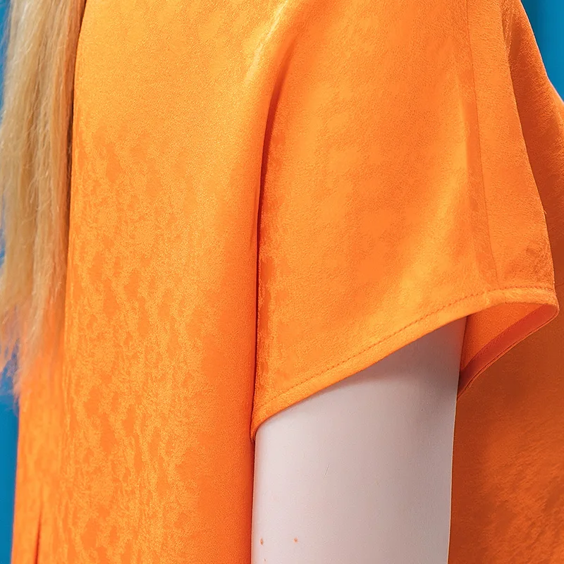 Billig VOA Orange Jacquard Seide Semi-hohe Kragen Kurzarm Tops BE509 Drei-dimensionale Plissee Lose Und Bequeme Lange T-shirt