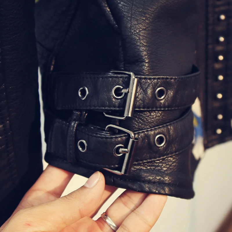 Женская байкерская куртка из искусственной кожи черная на молнии с цветочной