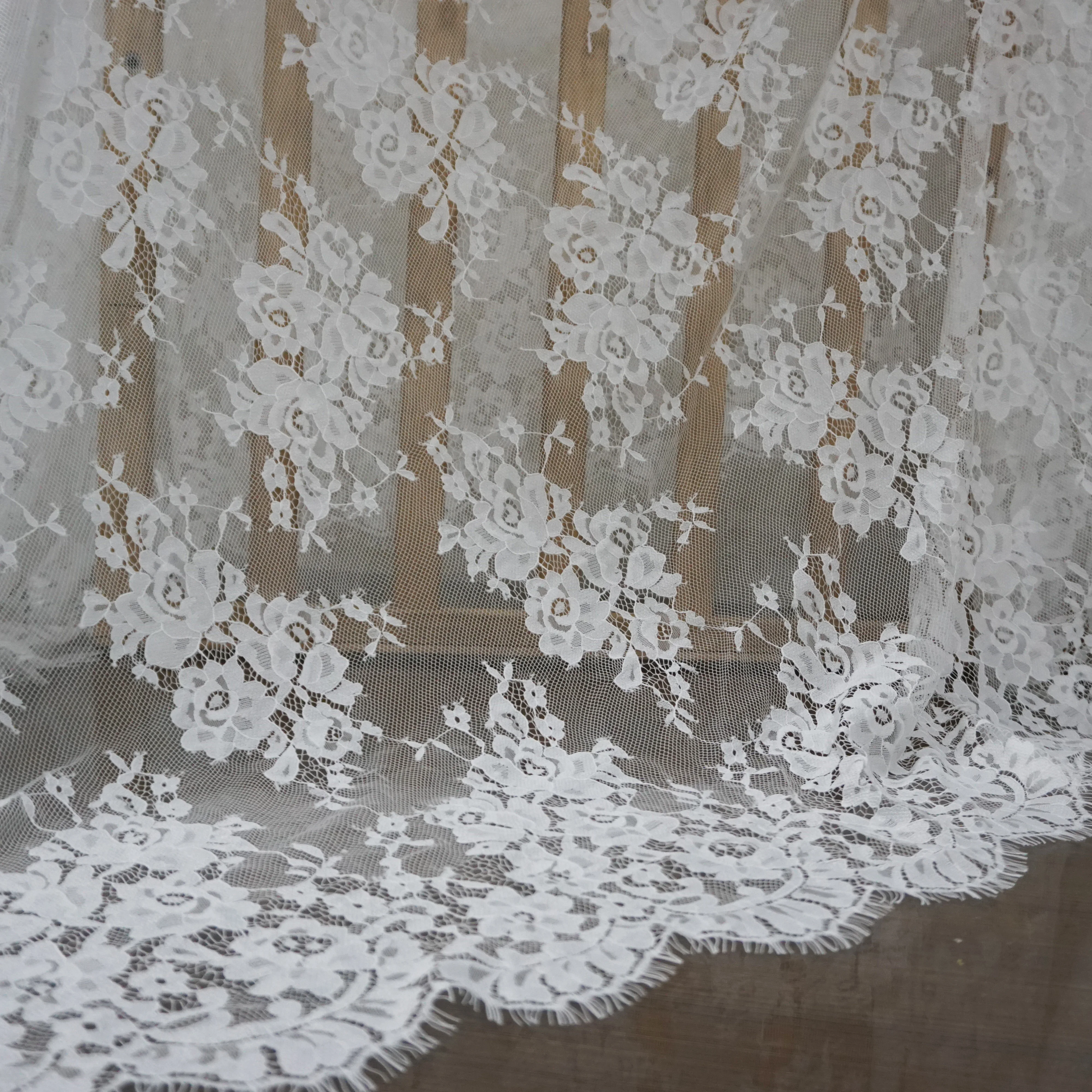 Lucy Lace Boutique 150x300 см/шт. Хорошее качество свадебное платье кружевная ткань с белыми и черными цветами ресницы кружева шантильи