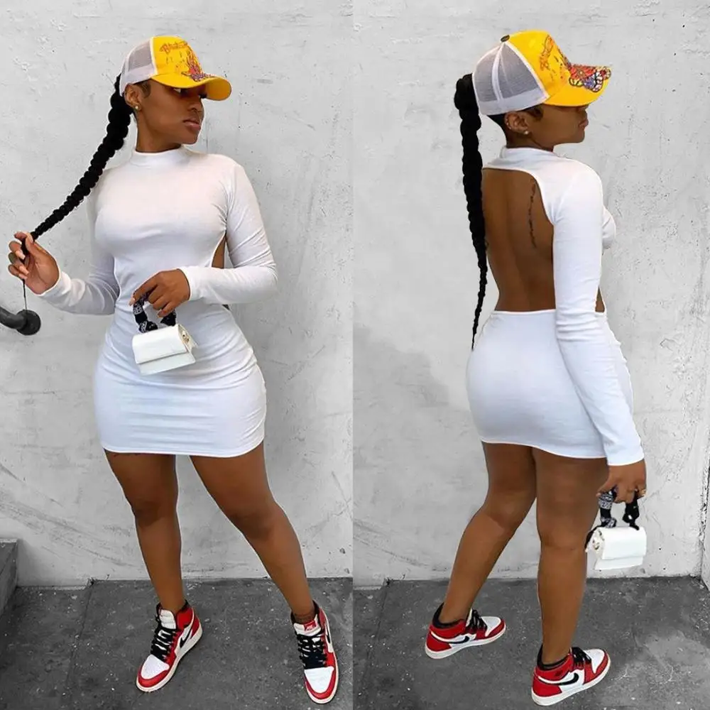 Однотонное облегающее пикантное мини-платье с длинным рукавом и открытой спиной