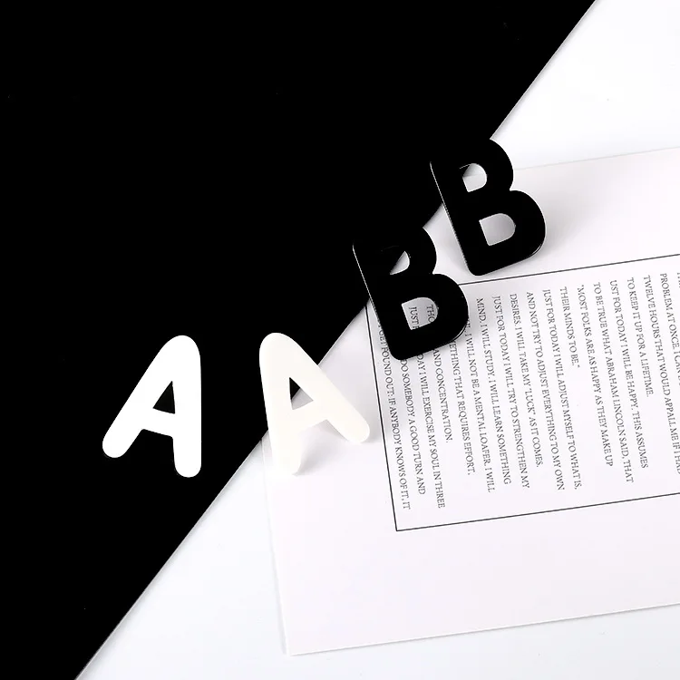 Корейская версия черно-белые акриловые темпераментные серьги с буквами оптовая