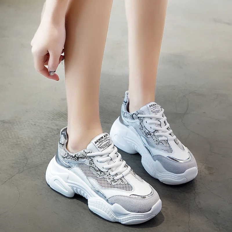 Новинка женские кроссовки белого цвета дышащие на толстой подошве увеличивающие