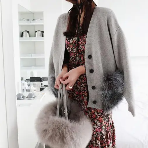and American Major Brand Fan Short Style Temperament Winter New Female Fur Decoration Dutch V-neck Knitted Sweater Card |