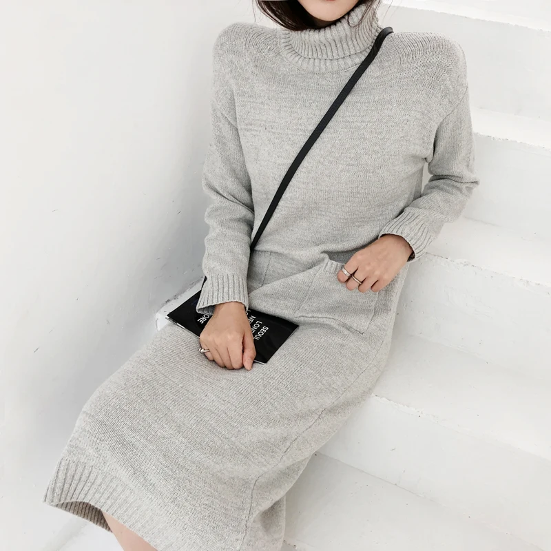 Женское платье-свитер с высоким воротом длинными рукавами и карманами черный