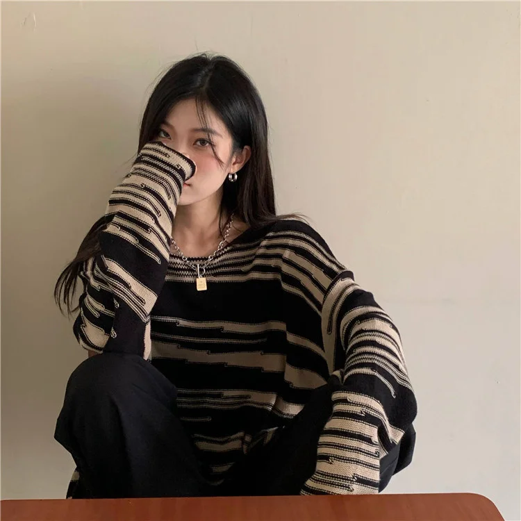 Свободная игла с круглым вырезом и узором зебры | Женская одежда