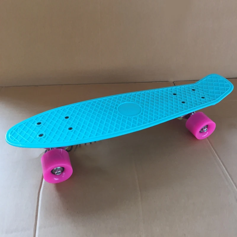 Мини 22-дюймовый скейтборд подходит для начинающих или профессионалов с очень