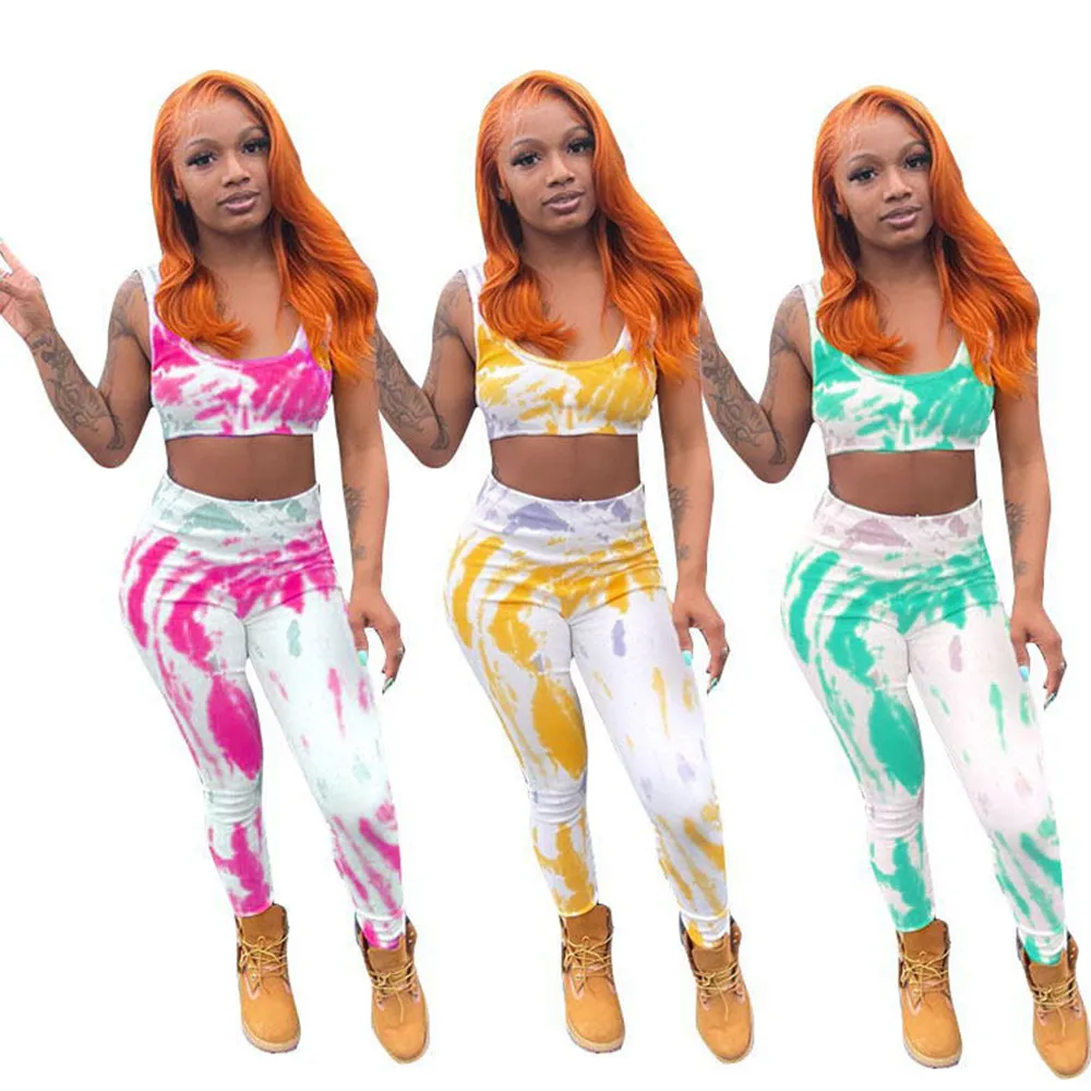 Укороченный топ без рукавов с низким вырезом и узкие длинные брюки высокой