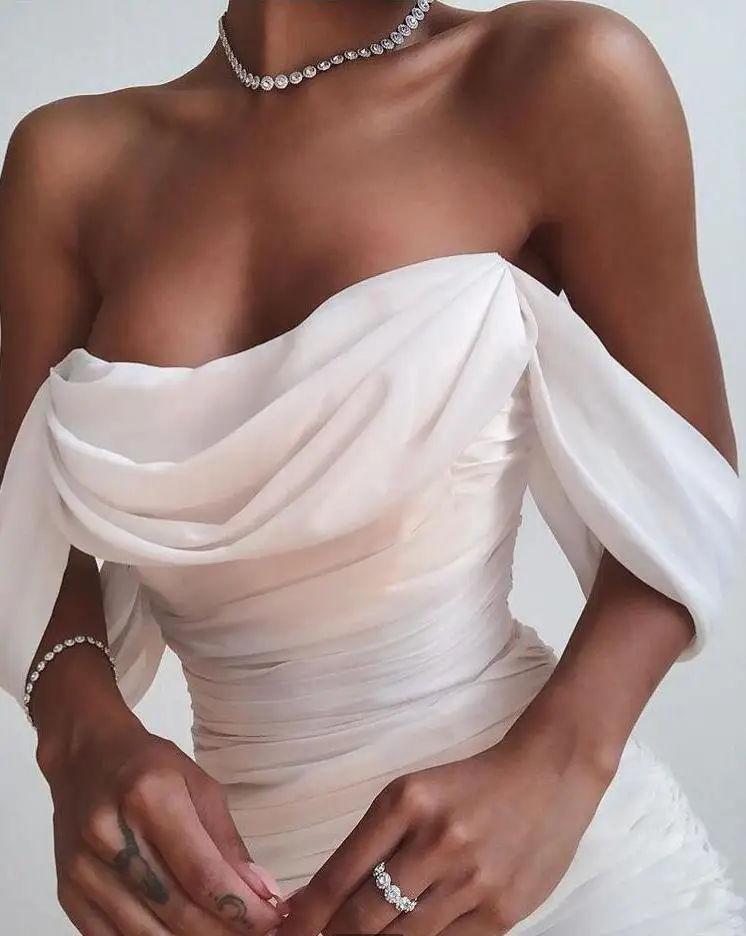 Женское плиссированное платье до колен однотонное облегающее с