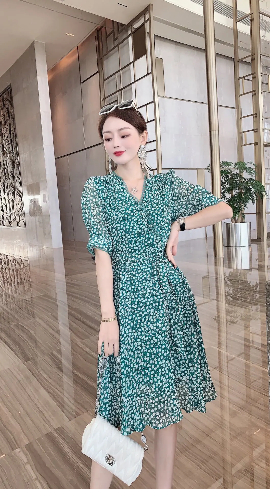 

2021 new fashion style spring and summer new French niche V-neck binding bead lace up waist print