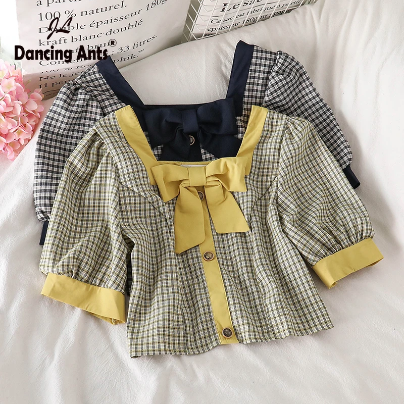 Женская рубашка с квадратным воротником коротким пышным рукавом и пуговицами