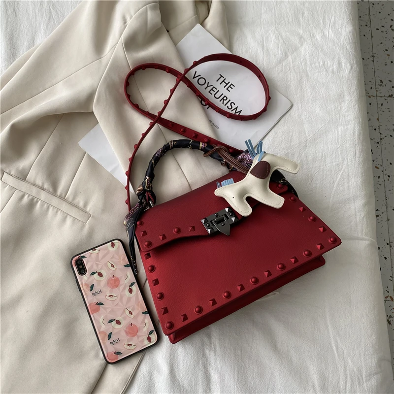 Женские сумки из ПВХ с жесткими заклепками новинка 2021 черные красные зеленые