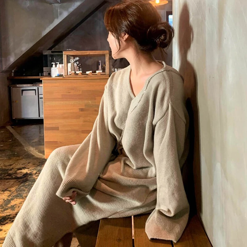

2021 new deep V-neck leaking collarbone loose and versatile casual split sweater dress