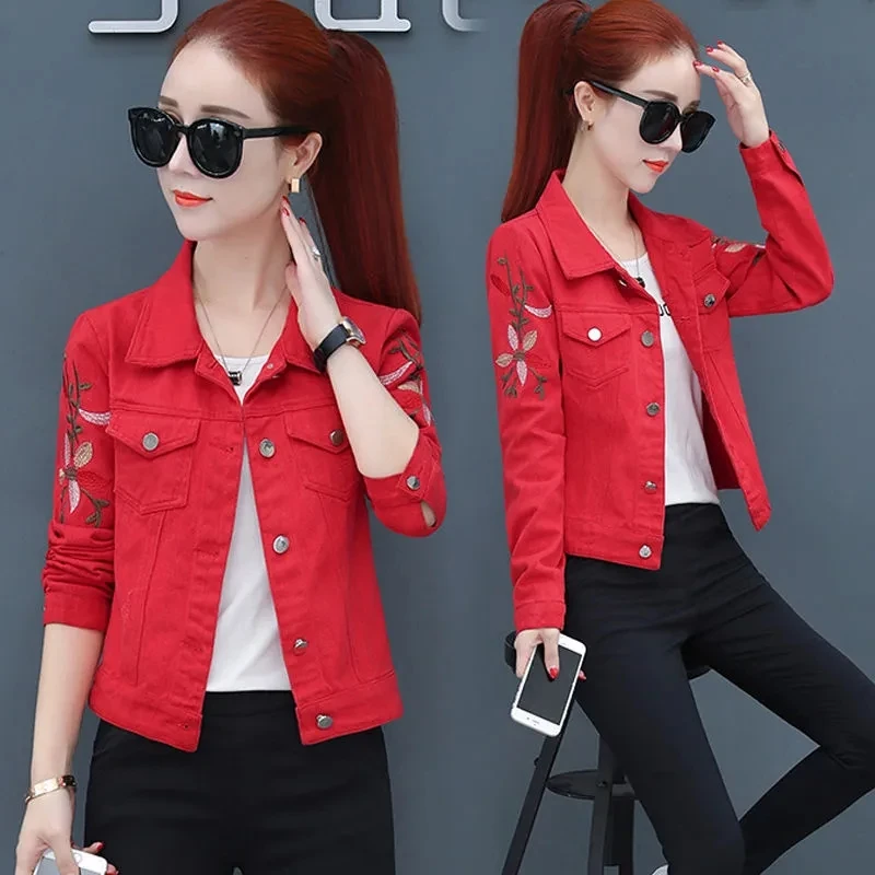 Женская джинсовая куртка демисезонная короткая однобортная с вышивкой