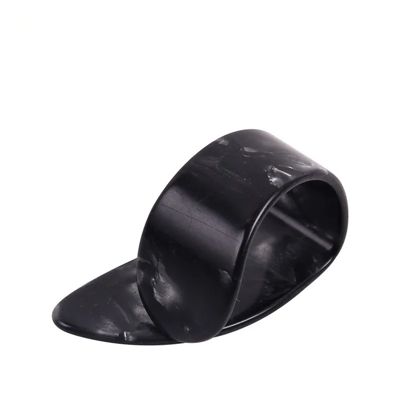 1 stück daumen finger gitarre pick celluloid vermittler daumen pick für akustische elektrische guitarra zufällige farbe free global shi