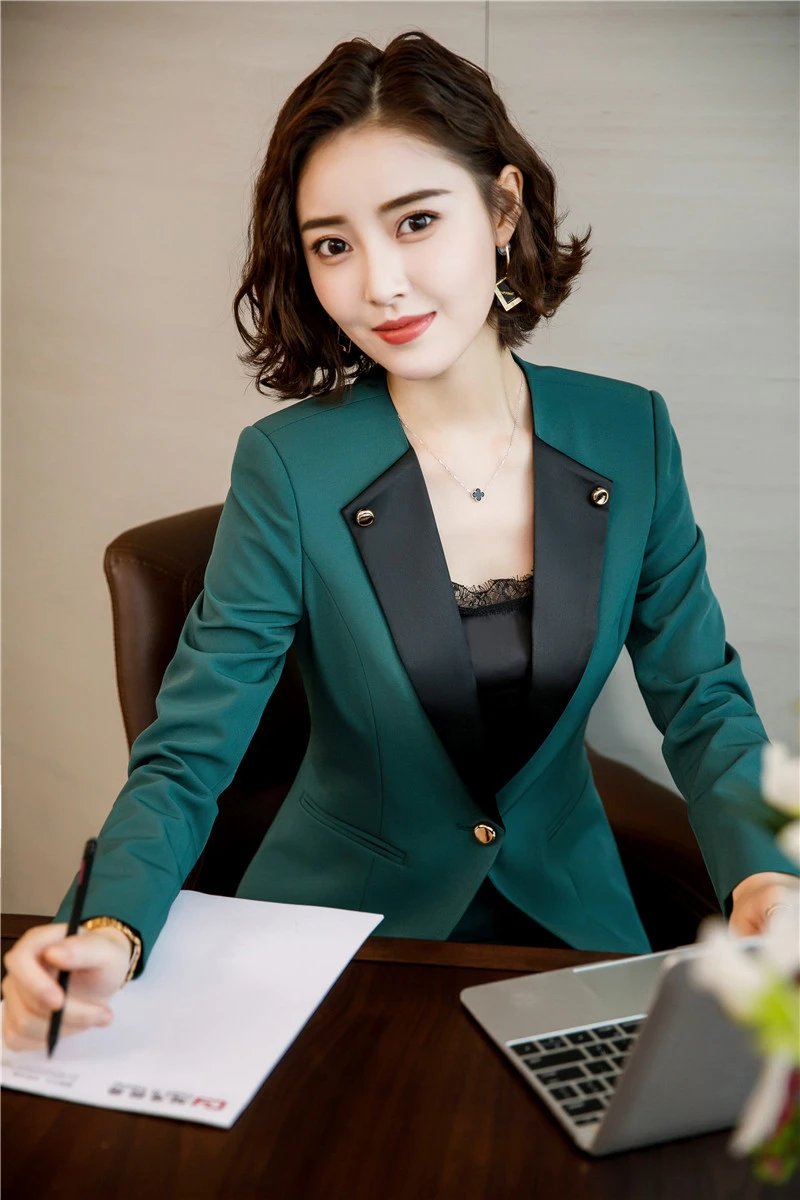 Новинка черно-зеленый официальный женский деловой костюм с блейзером и юбкой