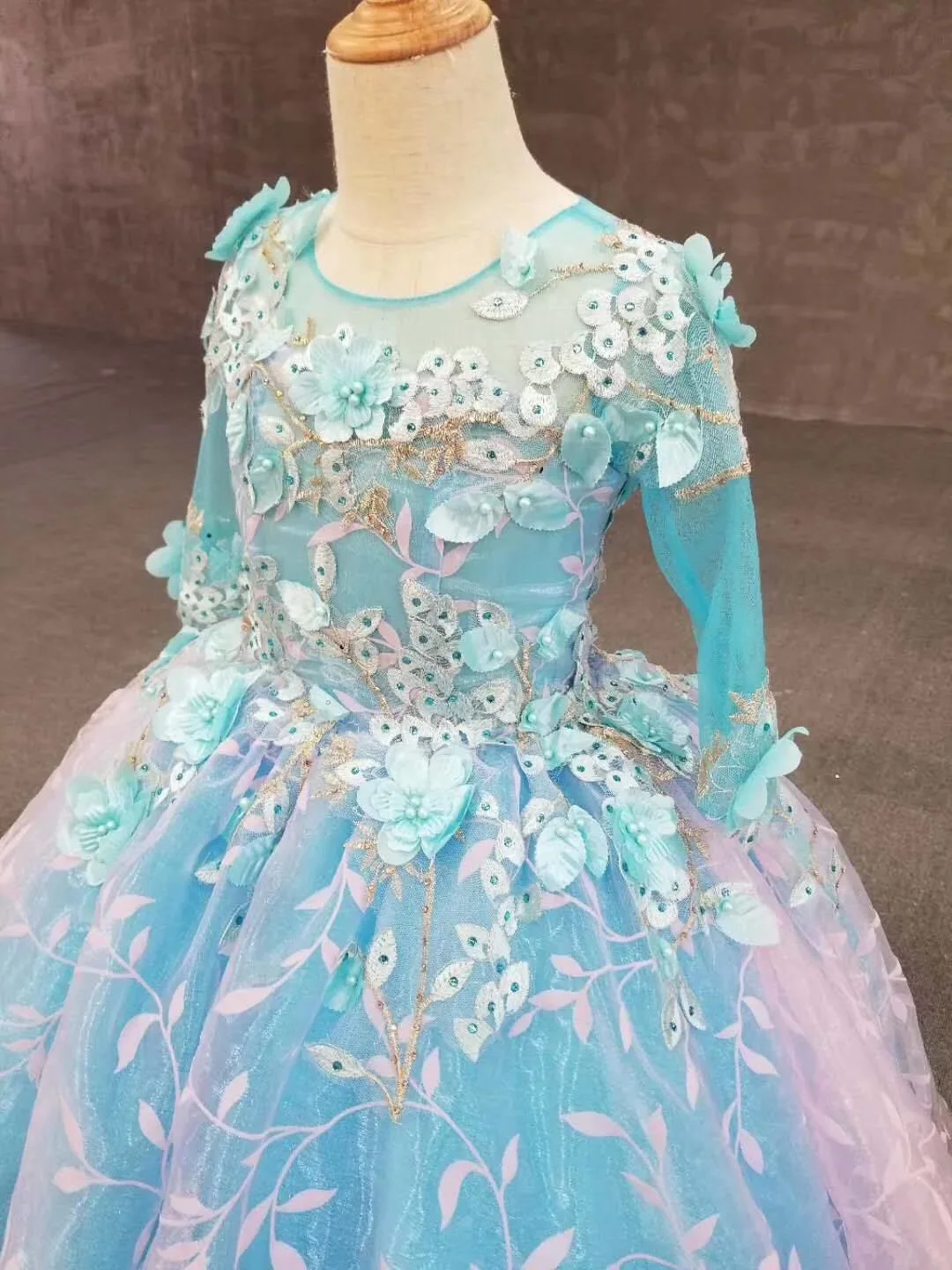 Милое голубое платье без рукавов с кружевной аппликацией Платья цветочным