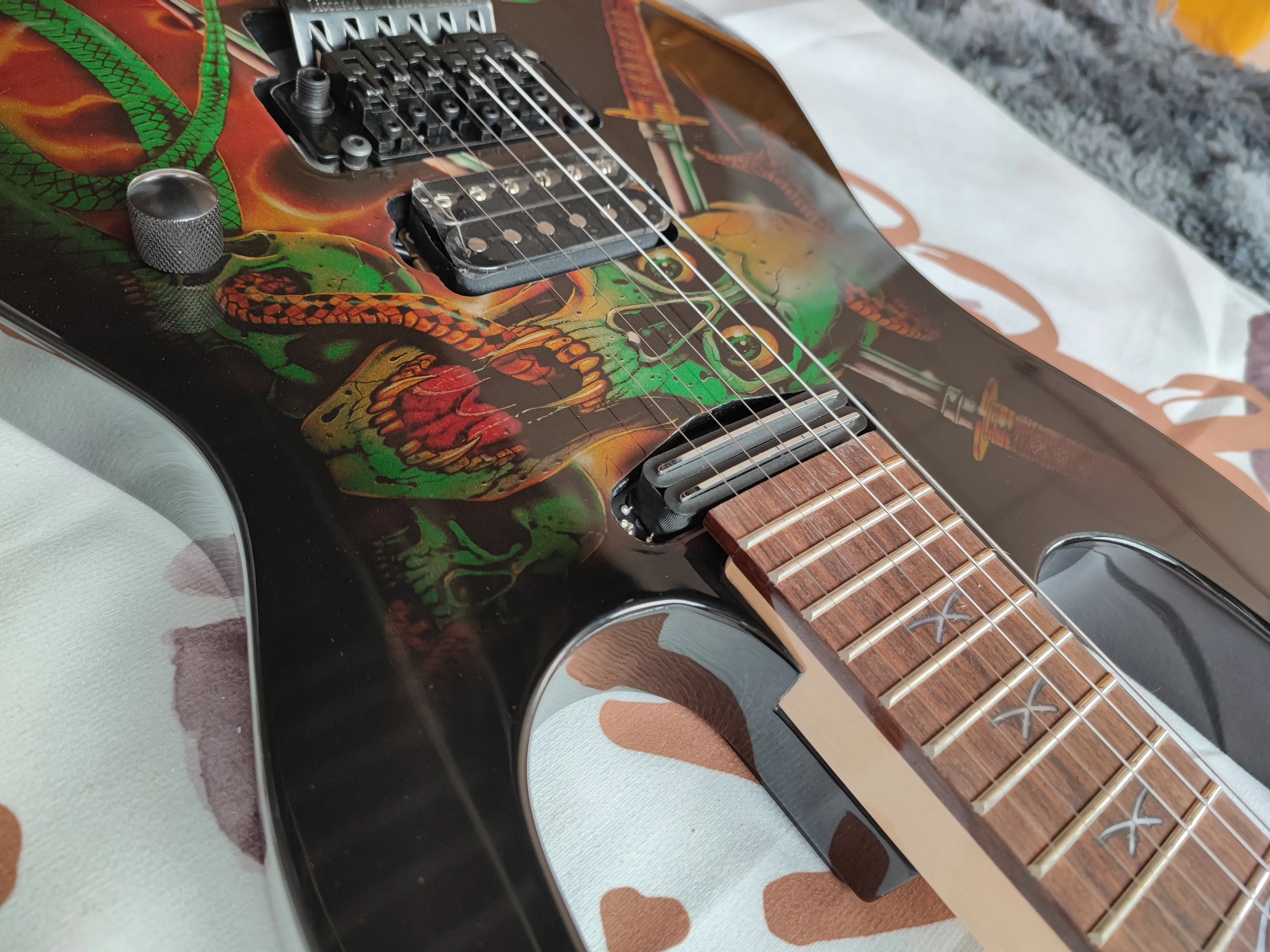 

Fashion personality Python 22 electric guitar, home package