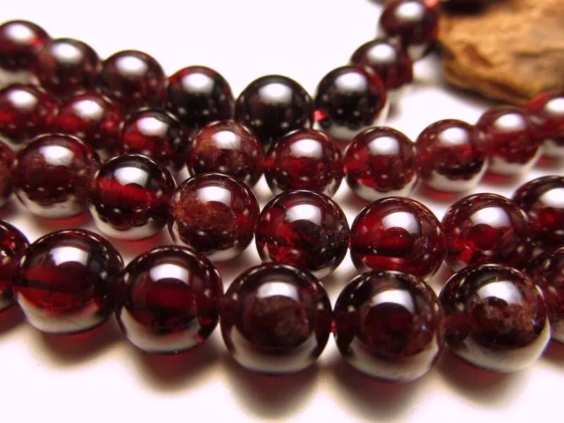 

AAA garnet 4mm/6mm/8mm/10mm/12mm 1 strands/set Can be made into garnet necklaces and bracelets （about 38cm）