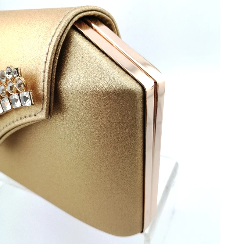 Зимние туфли и сумочка в комплекте итальянском стиле вечерние золотого цвета